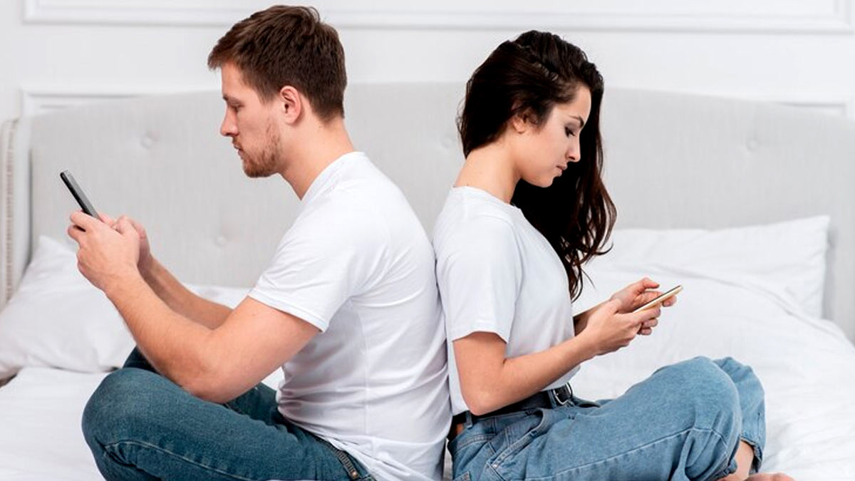 Smartphone Affect Relationships: உறவில் விரிசலை உண்டாக்கும் ஸ்மார்ட்போன். எப்படி பாதுகாத்துக் கொள்வது?