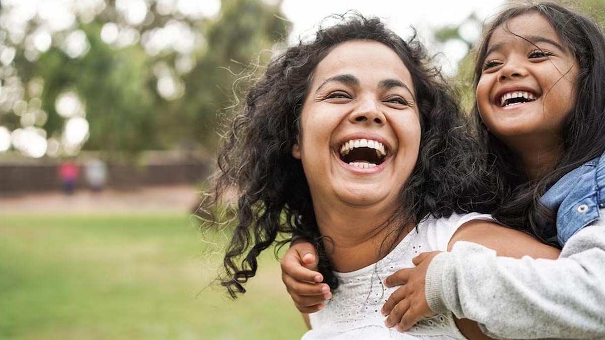 World Smile Day: அதிகமாக சிரிச்சா நம் ஆயுள் அதிகரிக்குமாம். சிரிப்பதால் கிடைக்கும் ஆரோக்கிய நன்மைகள்